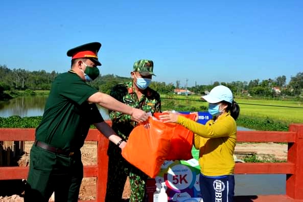 Nghĩa tình quân dân trong các khu phong tỏa